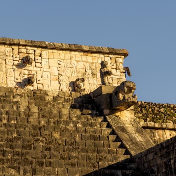 Reliefs auf dem Kriegertempel